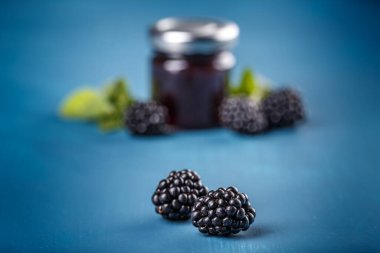 Olgun böğürtlen meyvesi, yakın çekim. 