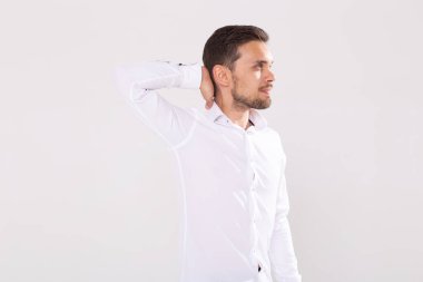 Beyaz arka plan aleyhine duran rahat gömlek yakışıklı mutlu genç adam Portresi
