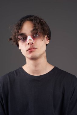 Kırık burunlu dövüşçü boks antrenmanı yapıyor. Saldırı yaralanması.