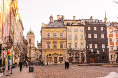 LVIV, UKRAINE - 28 Aralık 2020: Avrupa 'nın Lviv kentinde Yeni Yıl ve Noel
