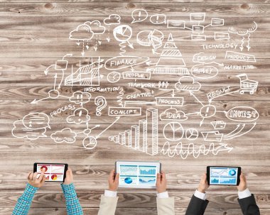 Masada oturan ve alet kullanan iş adamlarının en iyi görüntüsü.