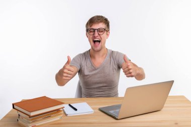 Çalışma, eğitim ve duygular kavramı - erkek öğrenci laptop, egzersizleri yapıyor hayret seyir