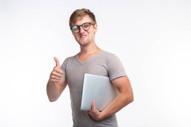 İnsanlar ve eğitim kavramı - bir laptop beyaz arka plan üzerinde tutan genç erkek öğrenci