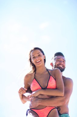 Denizde koşan romantik insanlar..