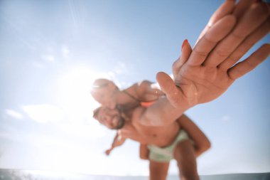 Yakışıklı adam domuzcuğu kız arkadaşına geri veriyor..