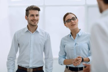 iş çift ayakta ofiste