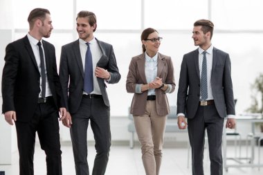 Modern bir ofisteki iş arkadaşları