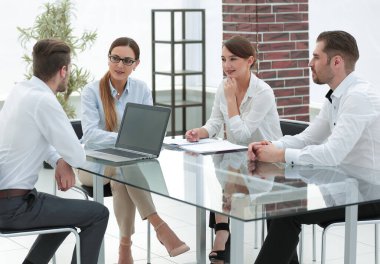 Desk.start-up oturan konuşma iş takım