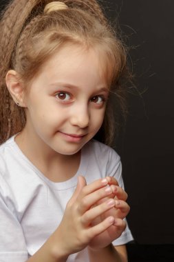 Siyah arka planda küçük bir kız