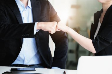 Partnerle İşletme Başarı konsepti, Tamamlandıktan sonra Ortaklık Yumruk Bump. Başarılı takım çalışması, Kurumsal Takım Anlaşması ile İşadamı.