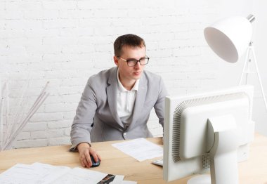 Bilgisayarlı genç işadamı