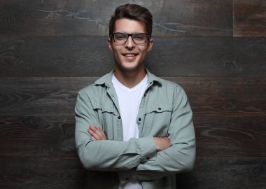 Duvar arka plan üzerinde çekici bir adam portresi