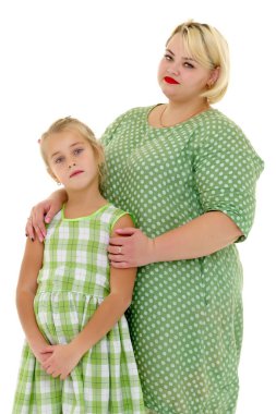 Anne ve küçük kızı stüdyo portre beyaz bir arka plan üzerinde.