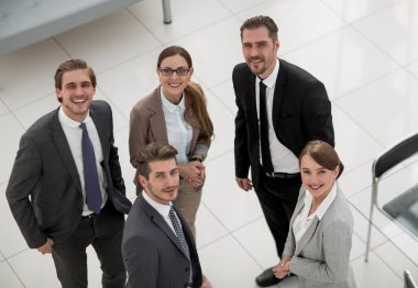 Grup iş adamları bir banka bürosunda ayakta