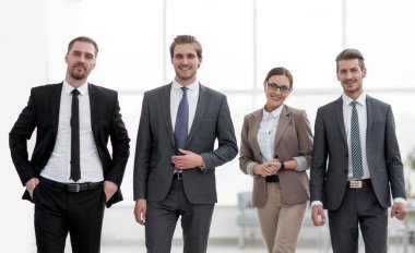 Modern bir ofisteki iş arkadaşları