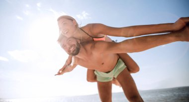 Yakışıklı adam domuzcuğu kız arkadaşına geri veriyor..