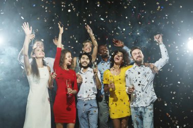 Mutlu arkadaşlar doğum günü partisinde eğleniyor.