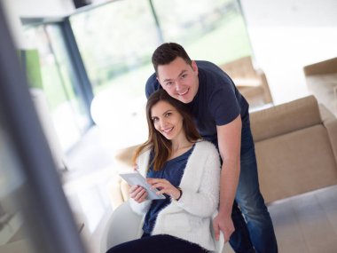 Evde tablet kullanan çift