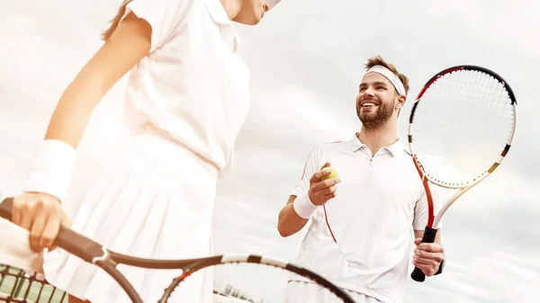 彼らはチームのようにプレーする 若いカップルがテニスをしている — ストック写真