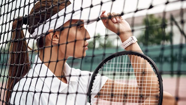 コートにラケットを持つ若い美しいテニス選手の肖像画 — ストック写真