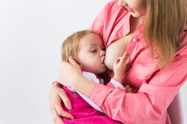 母親は家で母乳育児をしている 子供は母親のミルクを食べる 若い女性看護と給餌の赤ちゃん 授乳幼児の概念 クローズアップ — ストック写真