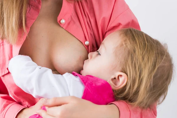 母親は家で母乳育児をしている 子供は母親のミルクを食べる 若い女性看護と給餌の赤ちゃん 授乳幼児の概念 — ストック写真
