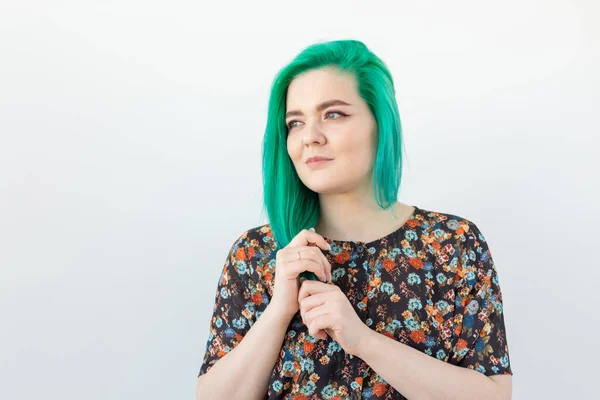 Moda Farbowanie Włosów Koncepcja Ludzi Portret Pięknej Dziewczyny Zielonymi Włosami — Zdjęcie stockowe