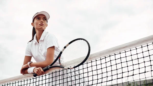 Ung Tennisspelare Står Bana Och Håller Ett Racket — Stockfoto
