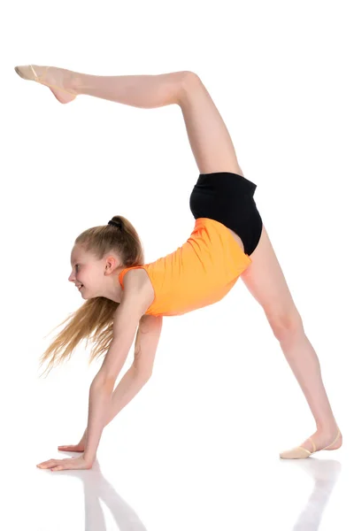 Gimnastyczka Wykonuje Akrobatyczny Element Podłodze — Zdjęcie stockowe