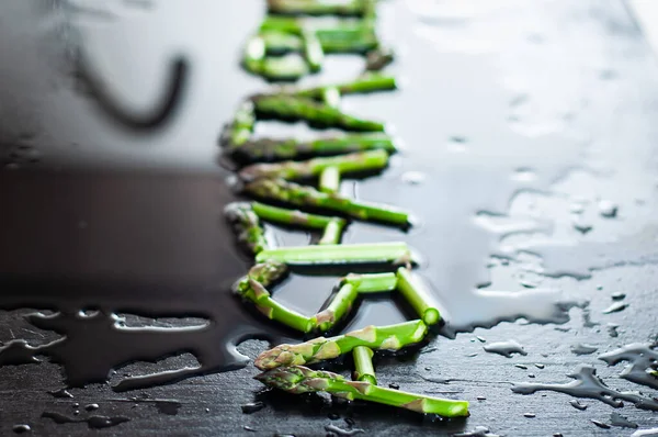 Asparagus Inskripsi Yang Terbuat Dari Asparagus Hijau Pada Latar Belakang — Stok Foto