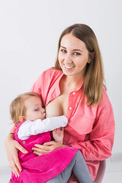 Lactatie Moederschap Concept Jonge Mooie Moeder Houden Borstvoeding Baby Zittend — Stockfoto