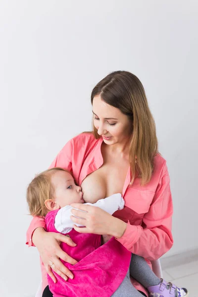 Young Beautiful Mother Breastfeeding Her Baby Girl Mom Breastfeeding Infant — Stock Photo, Image
