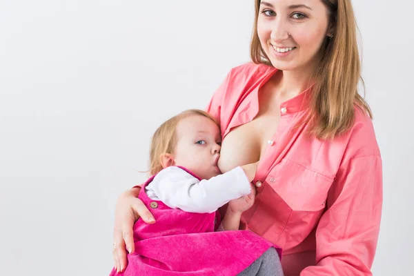 Jovem Mãe Bonita Amamentando Sua Menina Mãe Lactante Infantil — Fotografia de Stock
