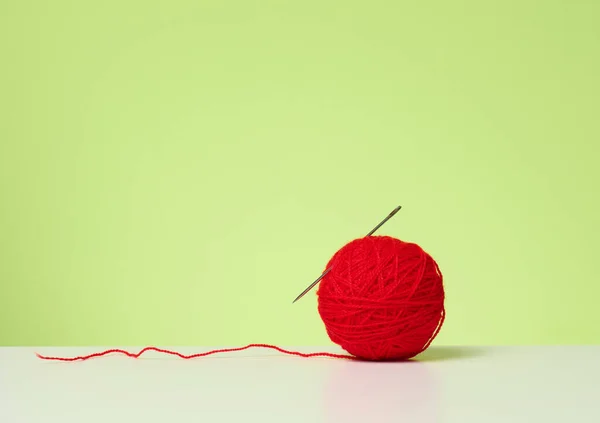 Red Ball Woolen Thread White Table Green Background — Stock Photo, Image