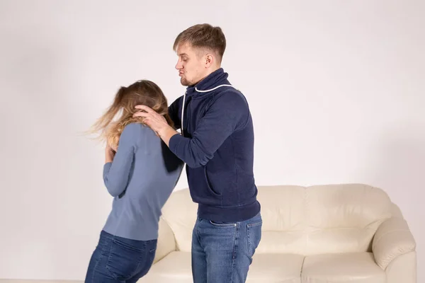 Pessoas Abuso Conceito Violência Homem Agressivo Estrangulando Sua Esposa — Fotografia de Stock
