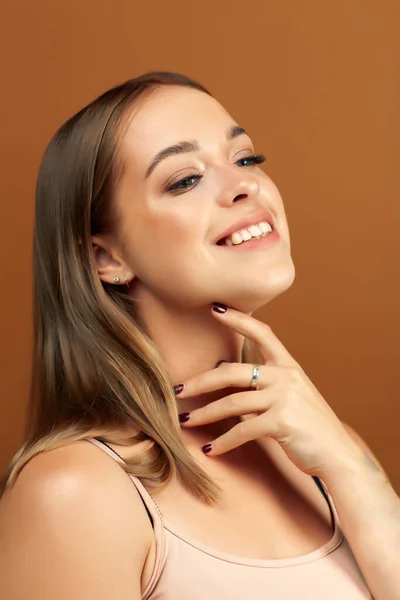 Joven Bonita Mujer Rubia Con Maquillaje Natural Fresco Posando Alegre — Foto de Stock