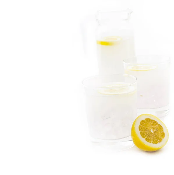 白い背景に隔離された新鮮なレモネードの飲み物 — ストック写真