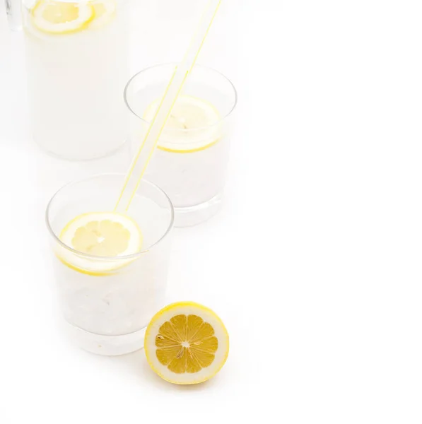 Färsk Lemonad Dryck Isolerad Vit Bakgrund — Stockfoto