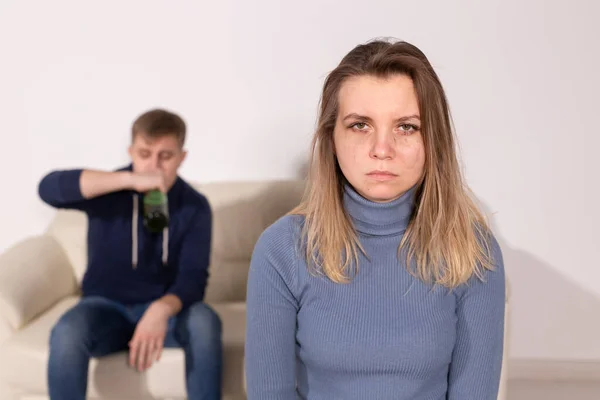 Alkoholismus Missbrauch Und Häusliche Gewalt Traurige Frau Mit Betrunkenem Ehemann — Stockfoto