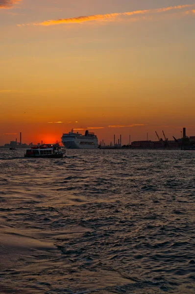 威尼斯夕阳与游轮 — 图库照片