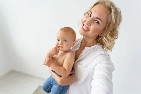 Cute Little Baby Girl Jej Matka Biorąc Selfie Salonie — Zdjęcie stockowe