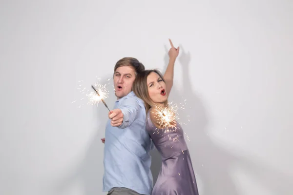 Natal Ano Novo Festa Celebrações Conceito Jovem Casal Com Sparklers — Fotografia de Stock