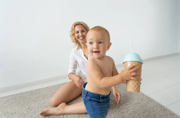 Kinder Und Alleinerziehende Mutter Spielt Mit Ihrem Baby — Stockfoto