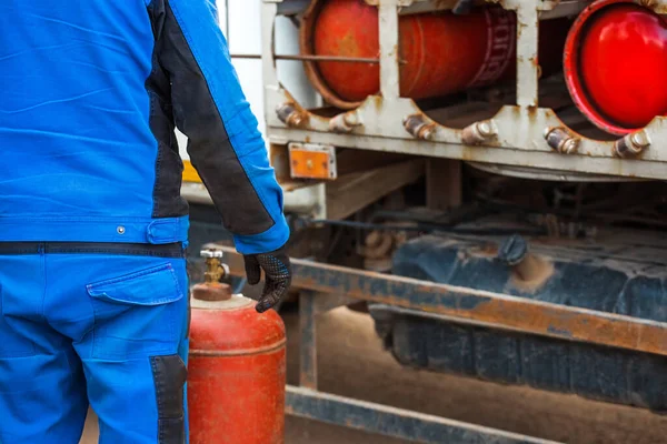 Man Industriarbetare Sätter Gasflaska Gasmaskin Utrustning För Säker Transport Gasflaskor — Stockfoto