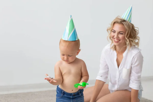 Junge Lächelnde Mutter Und Süße Kleine Tochter Geburtstagskappen Verbringen Zeit — Stockfoto