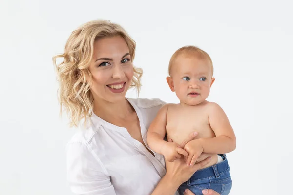 Alleinerziehende Mutterschaft Und Babyhood Konzept Mutter Hält Süßes Baby Mädchen — Stockfoto