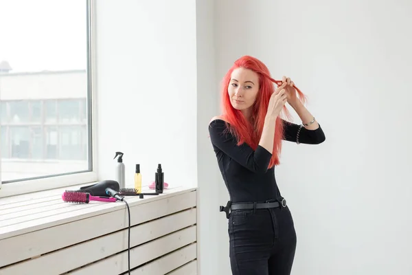 Όμορφη Κοκκινομάλλα Κορίτσι Μακριά Μαλλιά Υφαίνει Μια Πλεξούδα Ένα Σαλόνι — Φωτογραφία Αρχείου