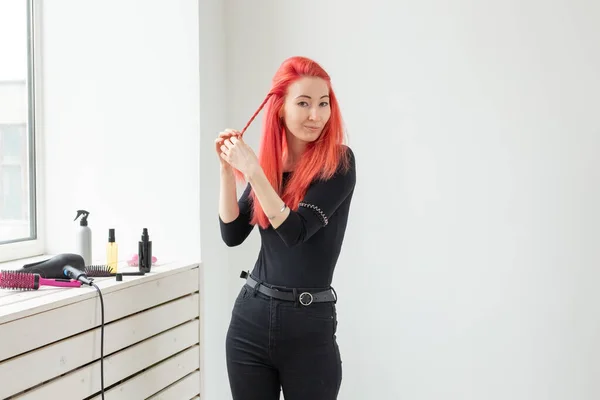 Красивая Рыжая Девушка Длинными Волосами Плетет Косу Салоне Красоты Профессиональный — стоковое фото