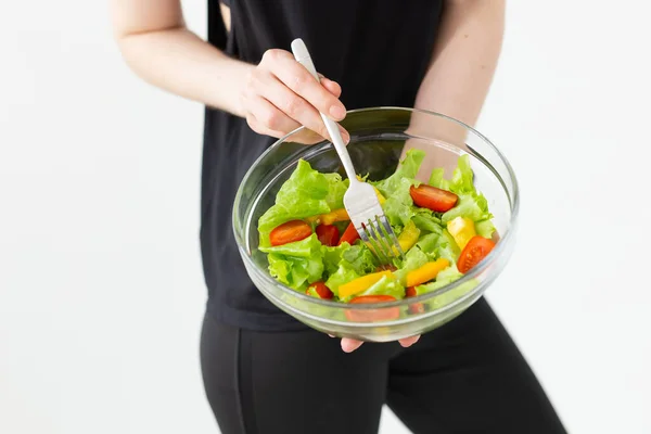 女性手持蔬菜沙拉的特写 健康饮食概念 — 图库照片