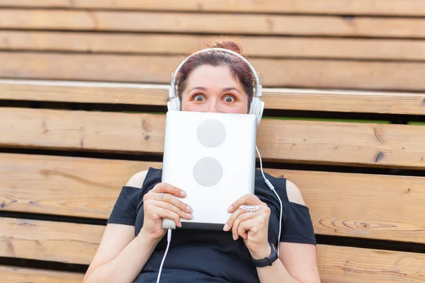 Piękna Młoda Studentka Studiuje Pomocą Tabletu Słuchawek Siedząc Parku Drewnianej — Zdjęcie stockowe